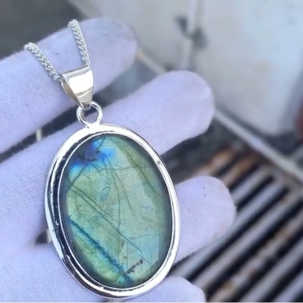 Gorgeous Handmade Labradorite 925 Sterling Silver Pendant - Picture 3 of 4